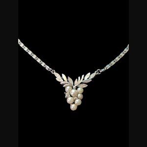 Avon Vintage Faux Pearl Rhinestone Cluster Silver Tone Grape Necklace 19.5"